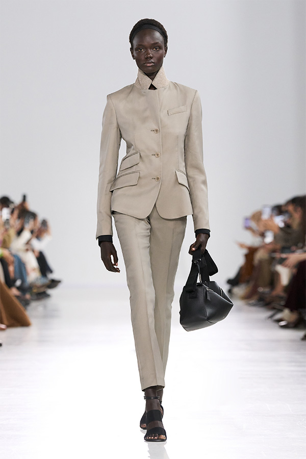 Max-Mara-Show Frühjahr/Sommer 2026 – Anzugslook mit Jacke, Designerhose und schwarzer Tasche.