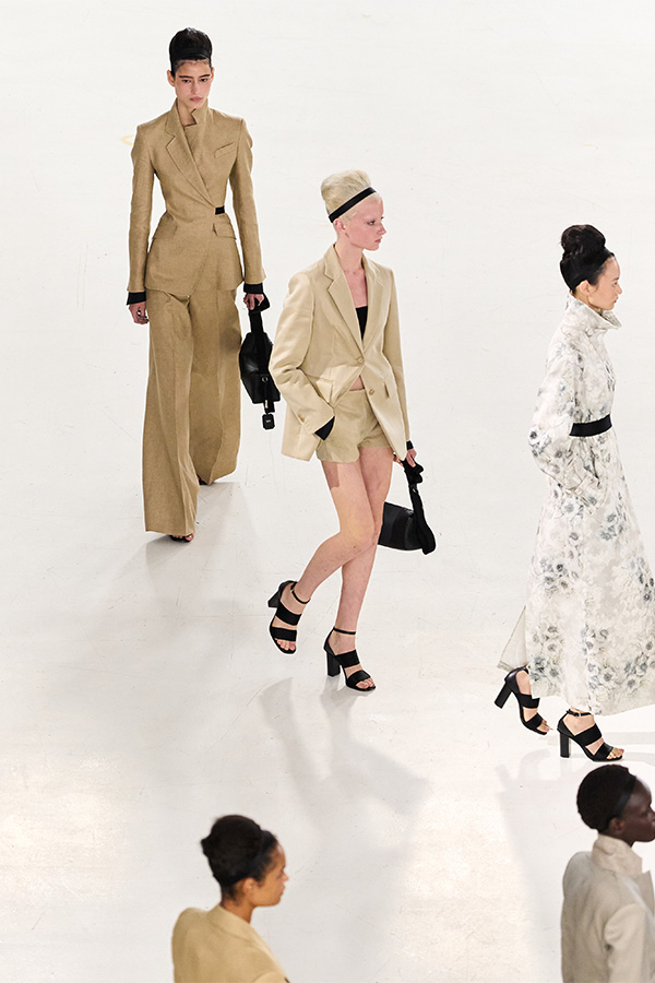 Max-Mara-Show Frühjahr/Sommer 2026 – Bild der Show von oben mit Models auf dem Laufsteg. 