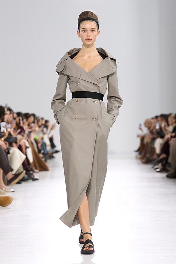 Max-Mara-Show Frühjahr/Sommer 2026 – Look mit hellgrauem Trenchcoat und schwarzem Taillengürtel.