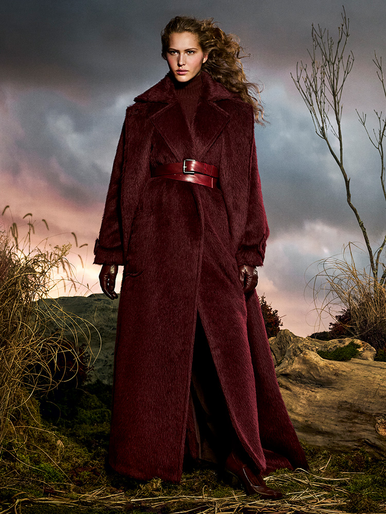 Max-Mara-Look der Kampagne Untamed Heroine mit langem Mantel, ärmellosem Mantel und Mary Janes in einfarbig Kirschrot.