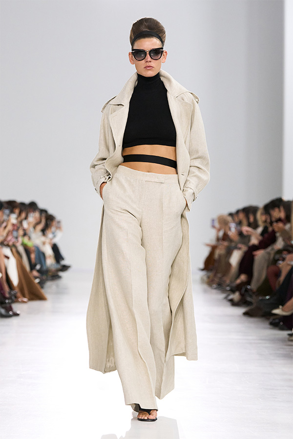 Max-Mara-Show Frühjahr/Sommer 2026 – Look mit schwarzem Rollkragenpullover unter einem Trenchcoat und passender Hose.
