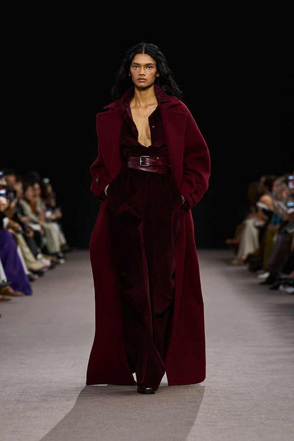 Max-Mara-Show Herbst/Winter 2025 – Look in Kirschrot mit Samtbluse, legendärem Mantel Ludmilla und Bootie aus Leder.