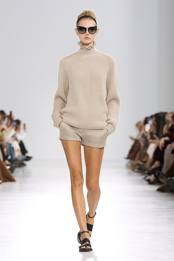 Max-Mara-Show Frühjahr/Sommer 2026 – Look mit Rollkragenpullover und passender Shorts.