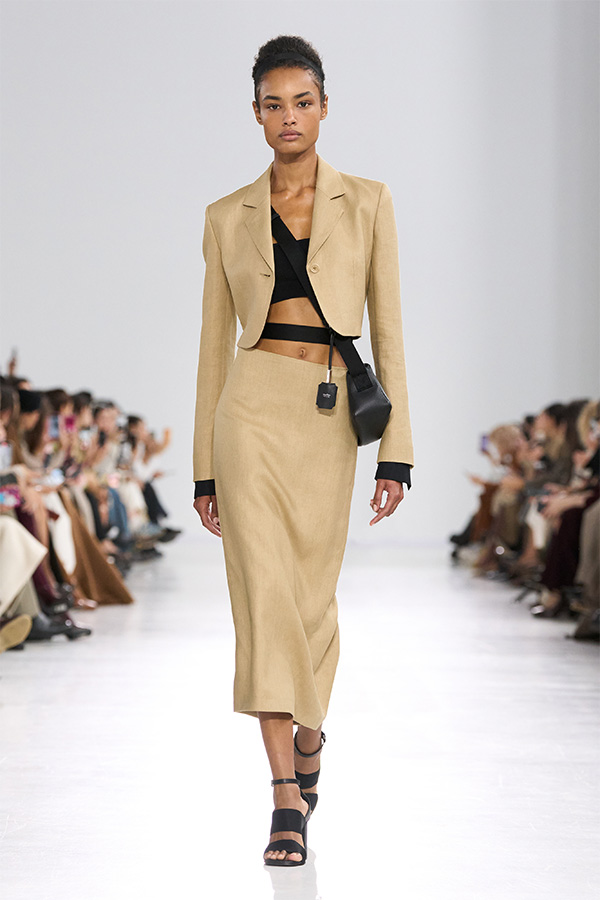 Max-Mara-Show Frühjahr/Sommer 2026 – Look in Beige mit Blazer, Rock und schwarzer Umhängetasche.