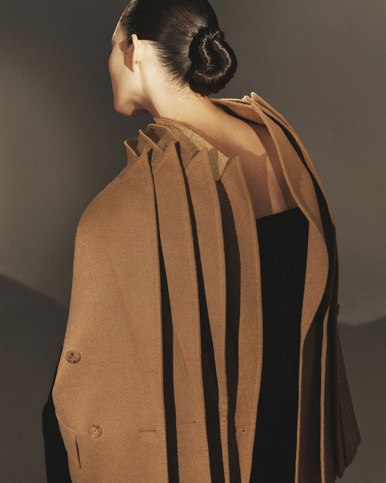 Model mit Designdetail von verschiedenen Olimpia Jackets von Max Mara im Farbton Kamel auf den Schultern.