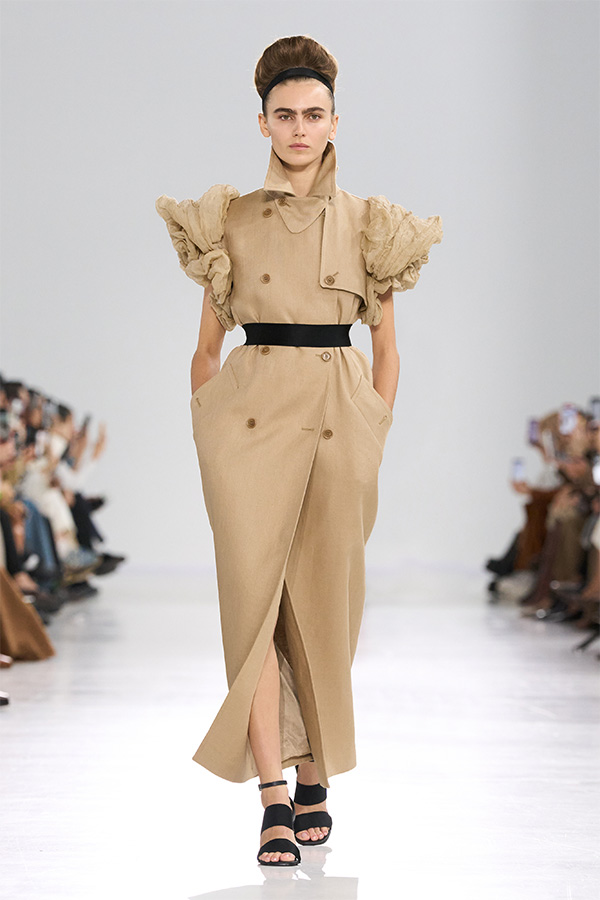 Max-Mara-Show Frühjahr/Sommer 2026 – Look mit Trenchcoat und Taillengürtel.
