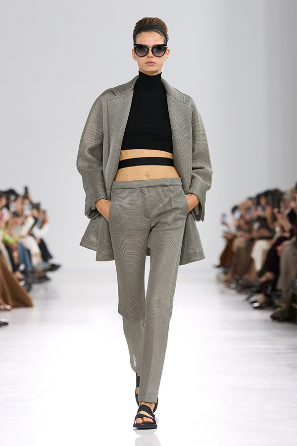 Max-Mara-Show Frühjahr/Sommer 2026 – Look mit Jacke und Hose in Grau sowie schwarzem Rollkragenpullover.