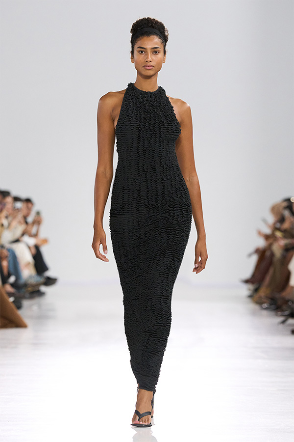 Max-Mara-Show Frühjahr/Sommer 2026 – Look mit anliegendem, schwarzen Kleid.