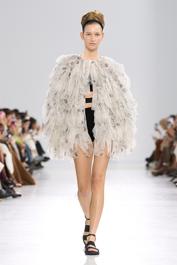 Max-Mara-Show Frühjahr/Sommer 2026 – Daunenjacke und Shorts.