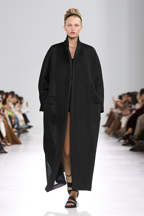 Max-Mara-Show Frühjahr/Sommer 2026 – Look mit langer schwarzer Jacke.