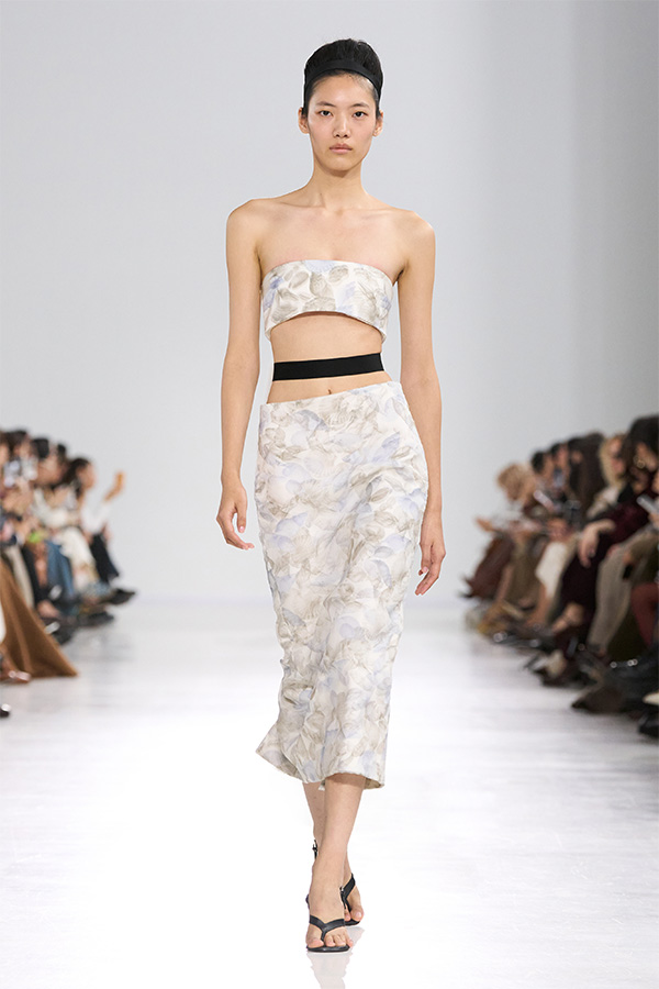 Max-Mara-Show Frühjahr/Sommer 2026 – Look in Weiß mit Bandeau-Top sowie einem Rock.