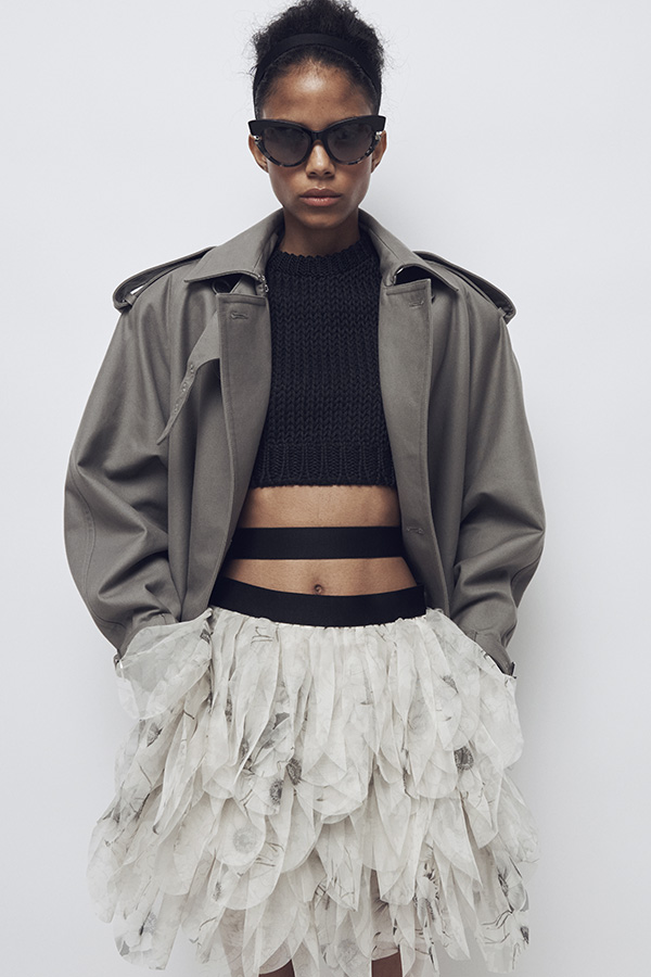 Max-Mara-Show Frühjahr/Sommer 2026 – Model mit Look mit Cropped-Blazer in Grau und weißem Rock.