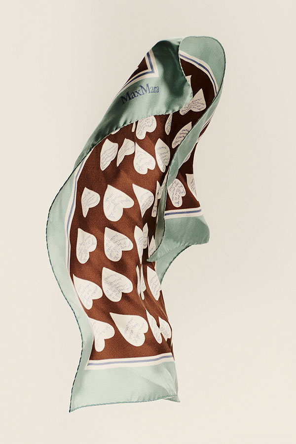 Detail auf dem Foulard aus bedrucktem Twill aus reiner Seide von Max Mara im Farbton Hellblau mit durchgehendem Print.