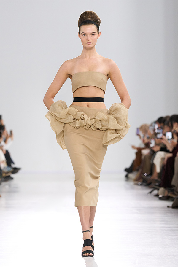 Max-Mara-Show Frühjahr/Sommer 2026 – Look in Beige mit Bandeau-Top und Rock mit Volants.