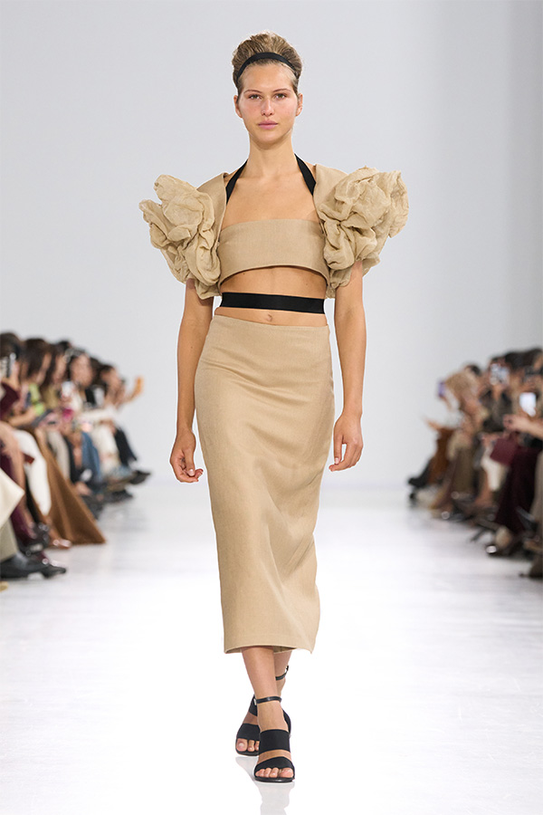 Max-Mara-Show Frühjahr/Sommer 2026 – Look in Beige mit Bandeau-Top mit Volants und anliegendem Rock.
