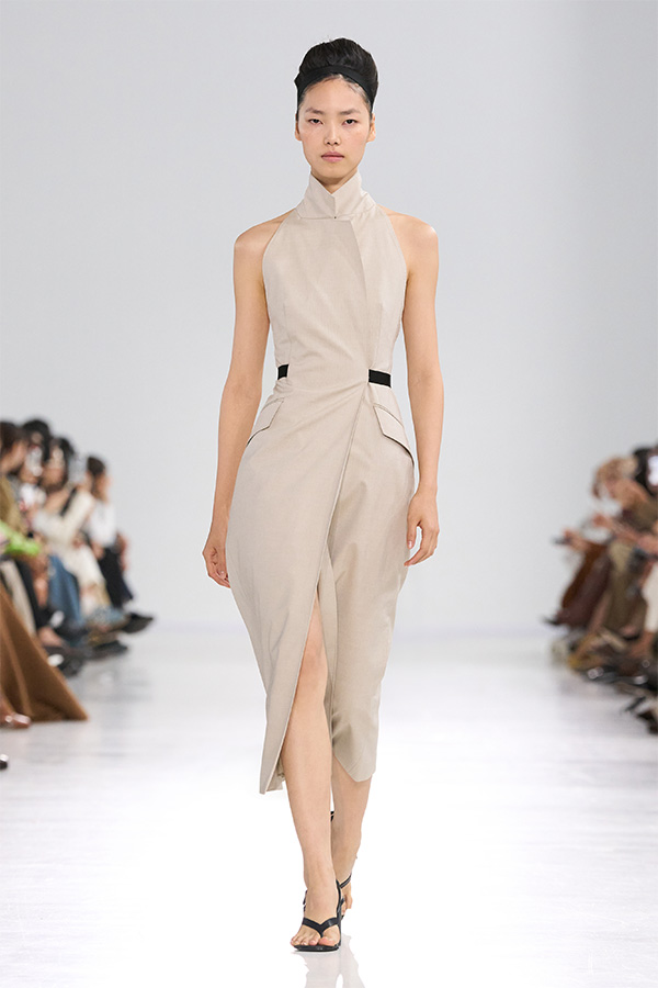 Max-Mara-Show Frühjahr/Sommer 2026 – Look mit ärmellosem Trenchcoat-Kleid