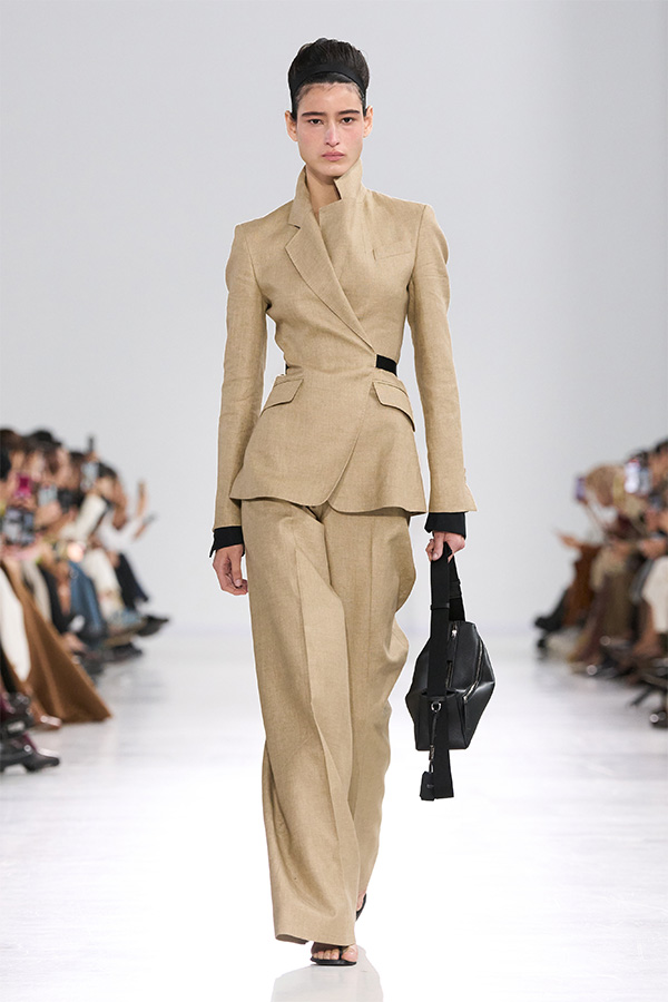 Max-Mara-Show Frühjahr/Sommer 2026 – Komplettlook in Beige mit einfarbigem Anzug und Hose.