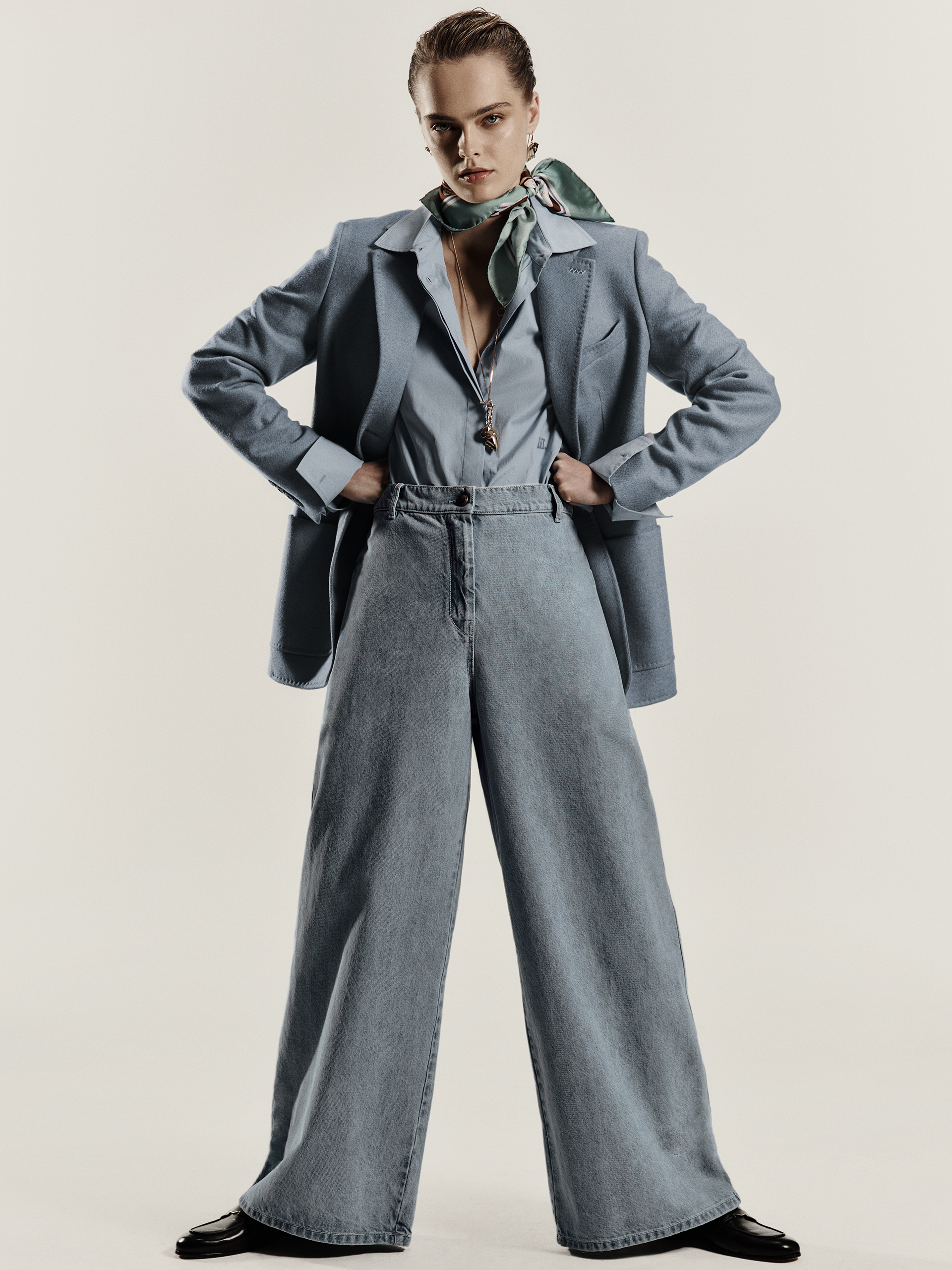 Model im blauen Look aus einreihigem Blazer aus Alpaka, Kaschmir und Kamelhaar von Max Mara Sartoriale und High-Waist-Hose.