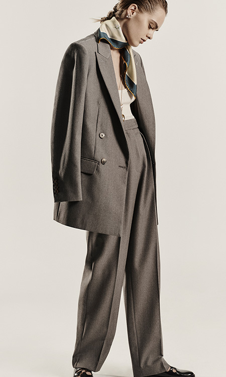 Model in mittelgrauem Look mit Blazer aus Grain de Poudre aus Wolle von Max Mara Sartoriale und High-Waist-Hose.
