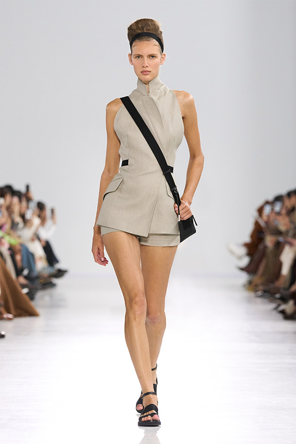 Max-Mara-Show Frühjahr/Sommer 2026 – Look mit ärmellosem Blazer, passender Shorts und Umhängetasche.