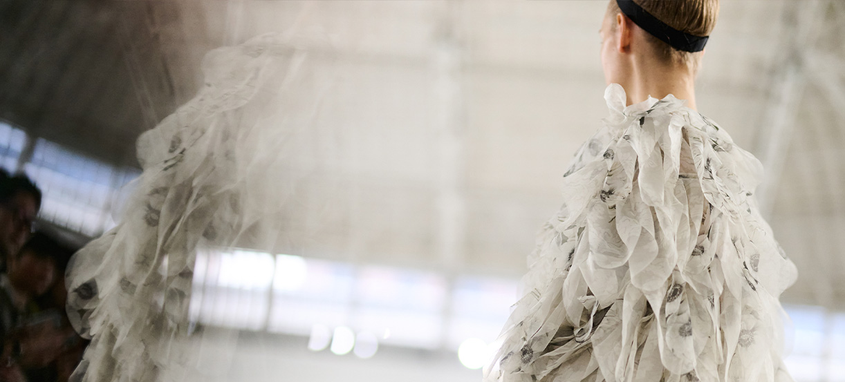 Max-Mara-Show Frühjahr/Sommer 2026 – Model in weißem Kleid von hinten.