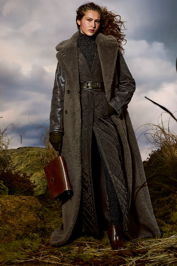 Max-Mara-Look der Kampagne Untamed Heroine mit ärmellosem Mantel, gestepptem Mantel und Bootie in Braun mit Ledertasche.