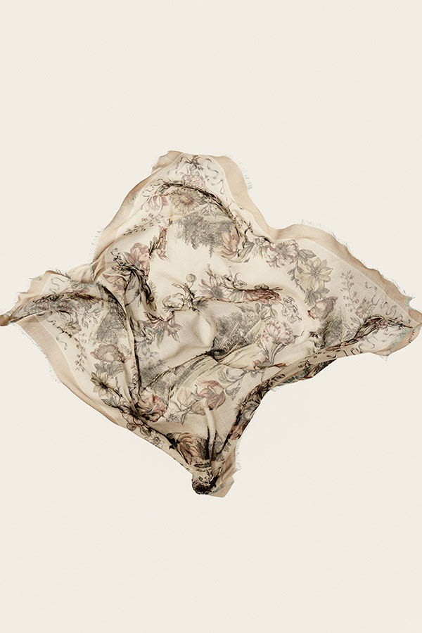 Detail am Maxi-Schultertuch von Max Mara Sartoriale aus bedruckter Seide im Farbton Kamel mit Motiv aus Fransenbesatz an den Kanten.