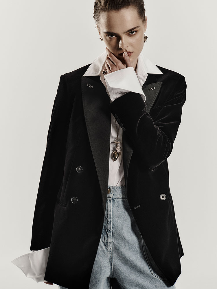 Model mit doppelreihigem Blazer aus Baumwollsamt von Max Mara Sartoriale in Schwarz und einer weißen Bluse.