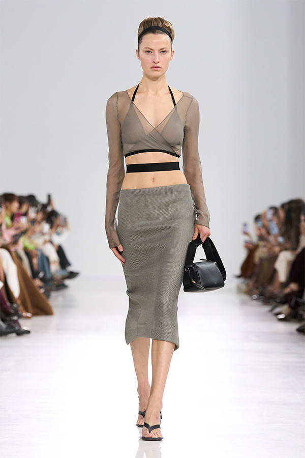 Max-Mara-Show Frühjahr/Sommer 2026 – Look mit überkreuztem Top und anliegendem Rock mit schwarzer Handtasche.