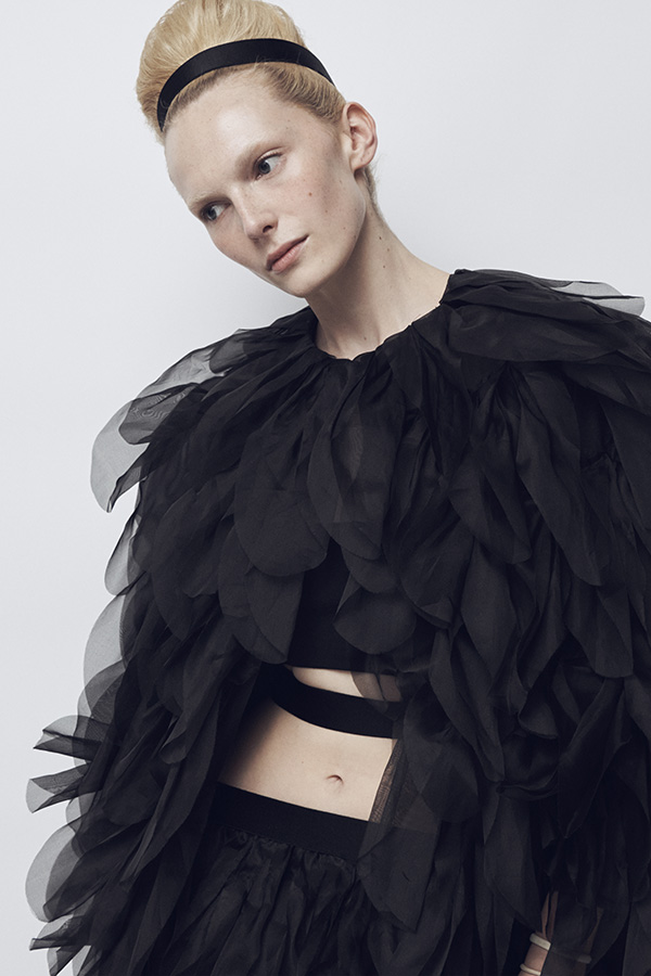 Max-Mara-Show Frühjahr/Sommer 2026 – Model mit schwarzem Look mit Jacke und Rock mit Details.