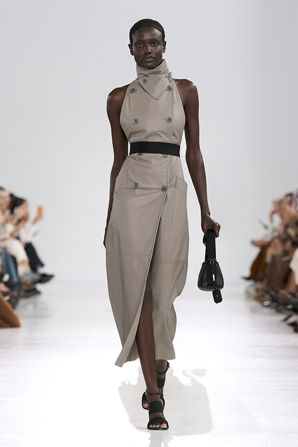 Max-Mara-Show Frühjahr/Sommer 2026 – Grauer Look mit ärmellosem Trenchcoat und schwarzer Tasche.